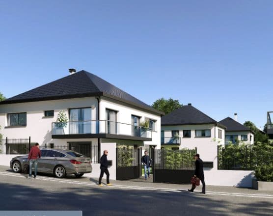 photo de personnes qui marchent devant une maison neuve
