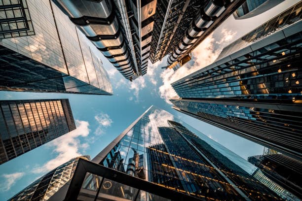 Voici une image d"immeuble avec un ciel bleu et des nuages
